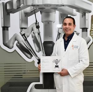 Dr. Pablo Mateo certificado como cirujano de consola robótica