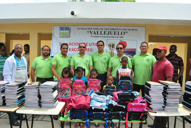  Ejecutivos de la Fundación para el Desarrollo Municipal de Vallejuelo, entregando los útiles escolares a beneficio de niños.