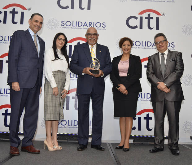 Fotografía Principal Máximo Vidal, Nathalia Ceara, Francisco Melo, Lisette Luciano y Carlos Alberto Mejía.