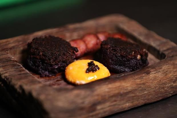 Fotografía que muestra unos Llapingachos con papa negra, plato del portafolio gastronómico del chef Juan Sebastián Pérez