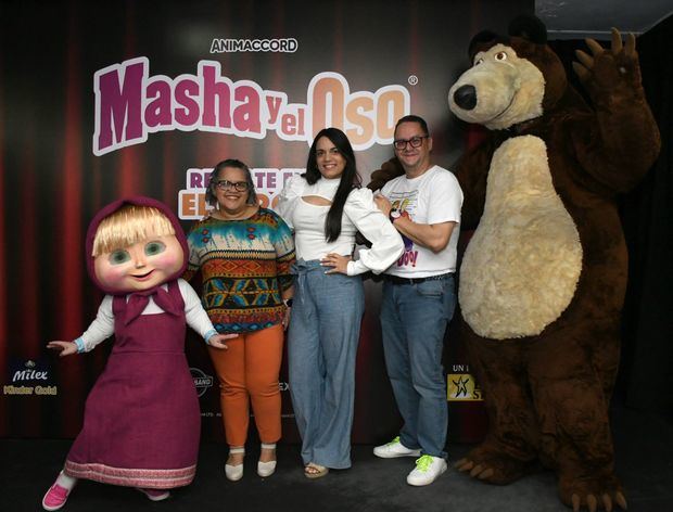 Acely Almonte, Franchesca Francisco y Guido Gil  junto a los personajes Masha y el Oso.