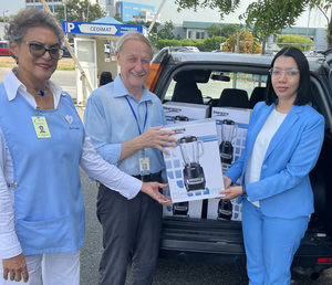 Dr. Peter Stoeter, coordinador, del Proyecto Pkan, recibe la donación acompañado de las señoras Ana Cecilia Anderson y Brenda Rodríguez.