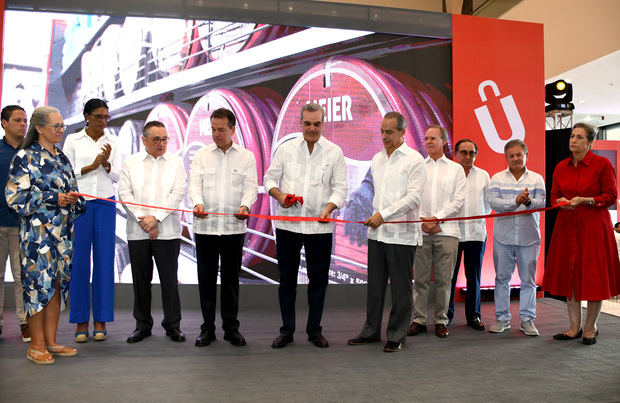 Luis Abinader, realiza el corte de cinta de la inauguración de Almacenes Unidos en Punta Cana, les acompañan Carlos Bonilla, Isabel Fernández de García, Martina Pepén, José Luis García Álvarez, Ito Bisonó, Juan José Fernández, Florencio García, Mario García Álvarez, Virgilio Cedano y María Dolores Fernández de García.