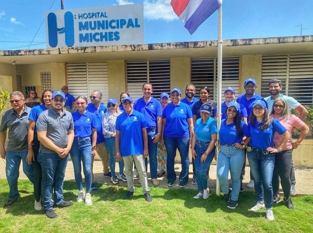 Dr. Pablo Mateo (centro) acompañado de urólogos al finalizar la jornada.