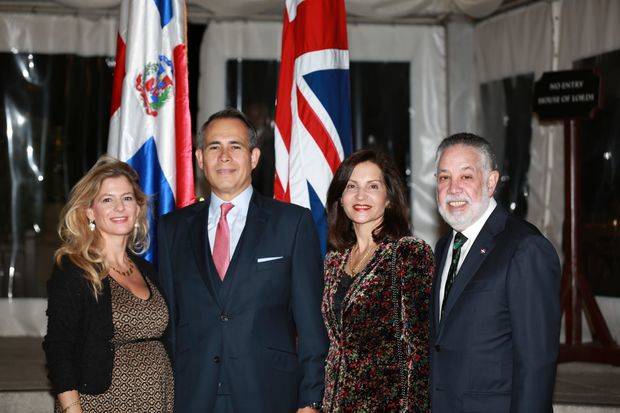 De izquierda a derecha: Natalia Federighi de Cuello, Federico Cuello Camilo Embajador Dom. en Londres,
Xiomara de Moya y Campos de Moya.  Presidente de la Asociación de Industrias de la República Dominicana (AIRD),
 