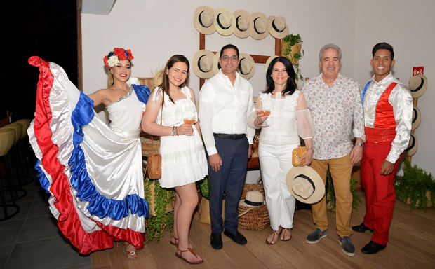 Dominique Hasbún, Jorge Subero Medina, Alicia Ortega y Fernando Hasbún acompañados de los hostes
ambientales de la fiesta dominicana.