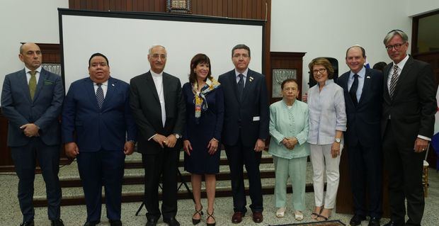 Coordinador Residente de las Naciones Unidas-PNUD Sr. Lorenzo Jiménez de Luis, Representación del Canciller Miguel Vargas,Embajador Rafael Melo Céspedes;   Representando la Iglesia Católica Nuncio Apostólico Monseñor Ghaleb Moussa Abdalla Bader;  Embajadora de los Estados Unidos S.E. Robin S. Bernstein;Embajador de Italia Sr.Andrea Canepari; Sobreviviente del holocausto Sra. Bronia Krause;Representante de la comunidad Judia Sra. Tania Mainster;   Embajador de Israel S. E. Daniel Biran y Embajador de Alemania Sr.Volker Pellet .