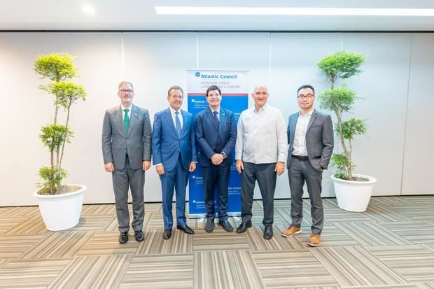 Mario Pujols, vicepresidente ejecutivo de la Asociación de Industrias de la República Dominicana; Ito Bisonó, ministro de Industria, Comercio y Mipymes de la República Dominicana; Julio Brache, presidente de la AIRD; Pável Isa Contreras, ministro de Economía, Planificación y Desarrollo de la República Dominicana y Pepe Zhang, Senior Fellow del Adrienne Arsht Latin America Center del Atlantic Council.