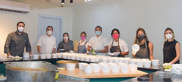 Miembros de  “Fogones, Gastronomía Solidaria”, conformado por un grupo de destacados chefs locales, llevará comida preparada a personas vulnerables por los efectos de la COVID-19.