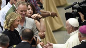 El papa Francisco saludó a Sting y a su mujer Trudie Styler en el Vaticano