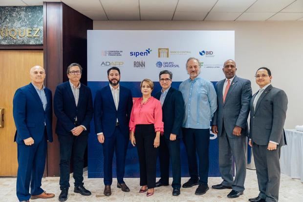 Francisco A. Torres, superintendente de Pensiones y Kirsis Jáquez, presidenta de la Asociación Dominicana de Administradoras de Fondos de Pensiones (Adafp), junto a Supervisores de AIOS.