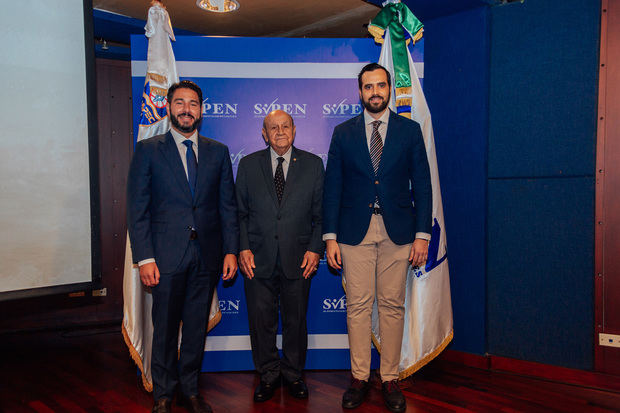 Francisco Torres superintende de Pensiones, Francklín Holguín Haché, rector de la Universidad Apec y José Antonio Gil.