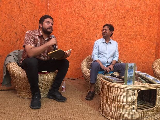 Frank Báez y su traductor Sajjad Sharif durante la presentación del libro.