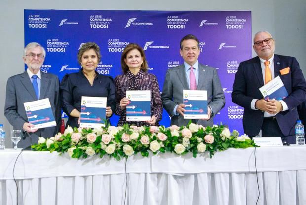 Frederic Jenny, María Elena Vásquez, vicepresidenta Raquel Peña, Ito Bisonó y Mario Umaña.