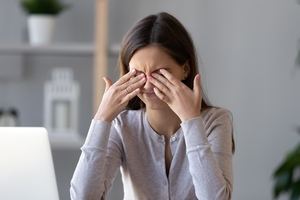 Frotarse los ojos es un hábito que puede empeorar el queratocono