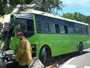 9-1-1 coordina rescate de persona atrapada en accidente de tránsito múltiple en Santo Domingo Este