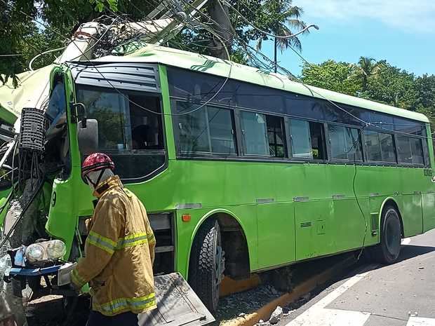 9-1-1 coordina rescate de persona atrapada en accidente de tránsito.