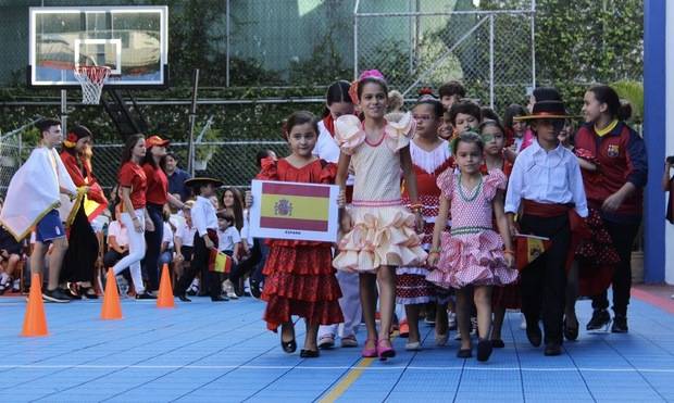 Estudiantes representan España. 