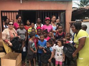 Programa Socializando con Mirna, realiza charlas y entrega mochilas