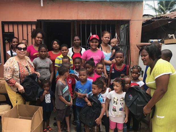 Mirna Pimentel entrega mochilas.