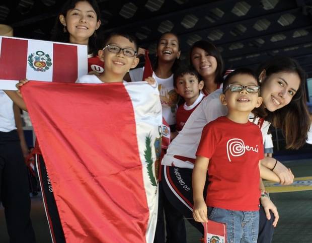 Estudiantes representan Perú. 