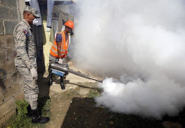 Imagen de archivo de miembros de la Fuerza Aérea Dominicana, FAD, fumigan durante la jornada nacional preventiva en contra del virus del Zika, transmitido por el mosquito 'Aedes aegypti', el mismo que contagia el dengue, la chikunguña y la fiebre amarilla.