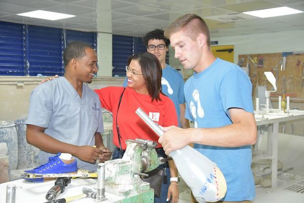 Integrantes de la Fundación 2ft Prosthetics, quienes donaron 25 prótesis a personas de escasos recursos.