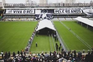 Aficionados despiden a Pelé en estadio de Santos