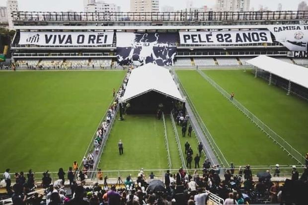 Aficionados despiden a Pelé en estadio de Santos.
