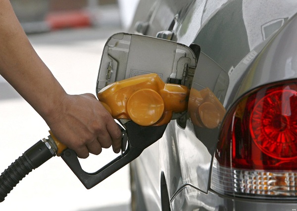 Bajan precios de la gasolina