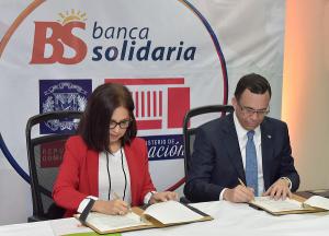 Andrés Navarro firma acuerdo con Banca Solidaria para impulsar emprendimiento en liceos y politécnicos