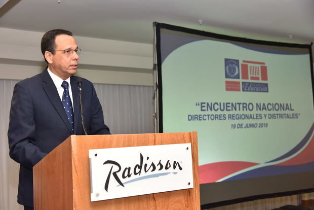 El ministro de Educación Antonio Peña Mirabal durante la reuniòn.