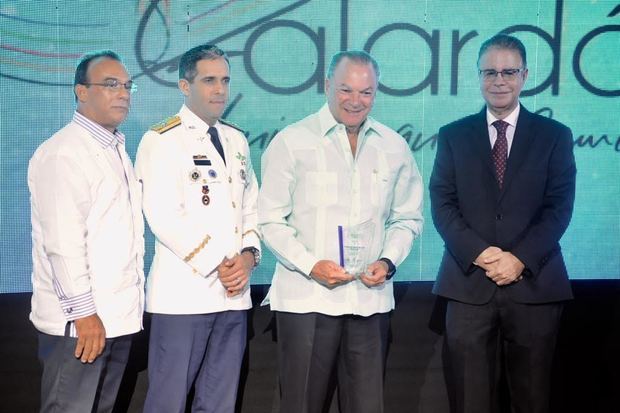 Frank Rainieri, reconocido en turismo de golf, Luis José Chavez, José Ramón Torres y Juan Carlos Torres Robiou