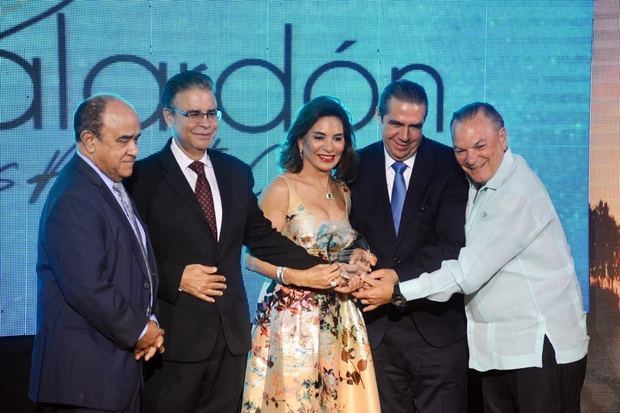 Frank y Haydée Rainieri en el momento de recibir uno de los galardones de manos del ministro de Turismo.