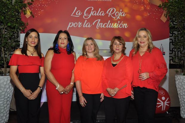 Hilda Hidalgo, Ingrid Molina, Maricarmen Arauz, Rosario Nicasio y Janna Tavares.