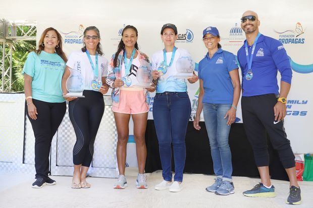 Ganadores Categoría Femenino 100Km - 1er Lugar Yeirys Soto, 2do Lugar Yudelka Vargas y 3er Lugar Bitia Sierra, acompañan Olga García, Mariluz Viñas y René Castillo.