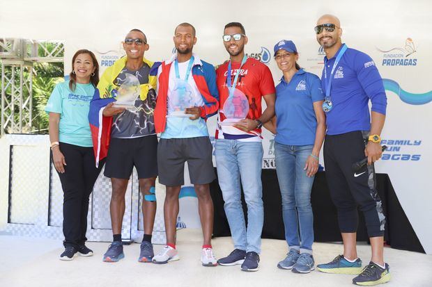 Ganadores Categoría Masculino 100Km - 1er Lugar Livio Feliz, 2do Lugar Iván Melgarejo y 3er Lugar Raúl Peguero, acompañan Olga García, Mariluz Viñas y René Castillo.