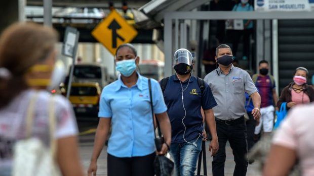 Personas usan máscaras en medio de la preocupación por la propagación del Covid-19, en la ciudad de Panamá, Panamá.