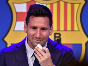Messi se despide del Barcelona entre lágrimas