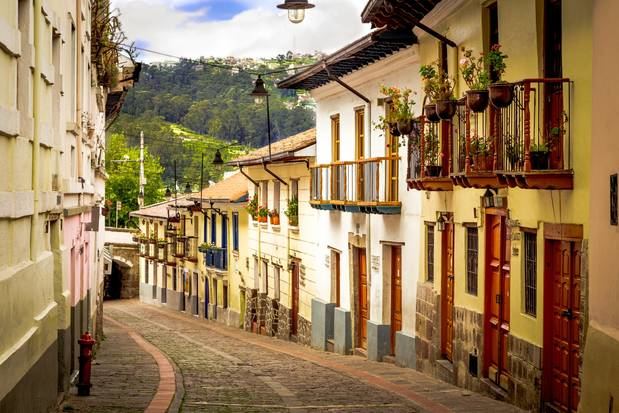 La Ronda peatonal llena de tiendas artesanales y restaurantes.