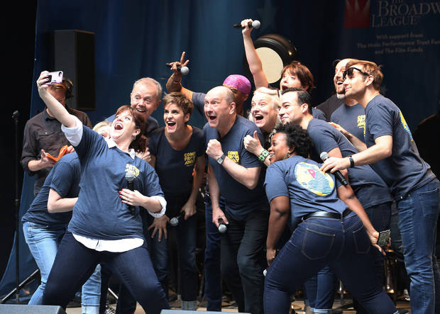 El elenco del musical de Broadway “Llegados de lejos” actúa en la Ciudad de Nueva York.