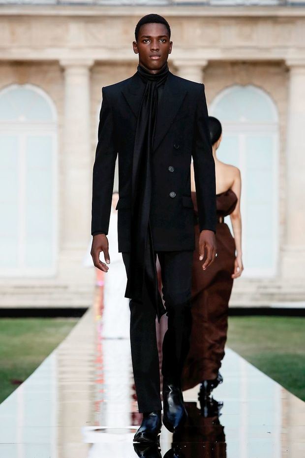  Daniel Morel modelando la colección Givenchy Spring Summer Haute Couture 2019. 
