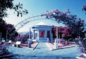 Glorieta en parque de República Dominicana. Dominicana, Período contemporáneo, c. 1970-1980