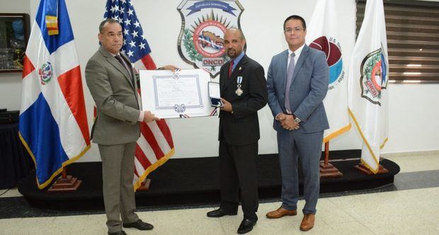 El Gobierno condecora a dominicano agente especial de la DEA estadounidense.