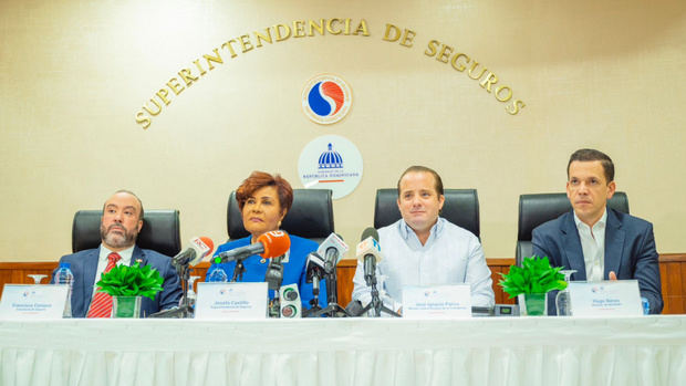 José Ignacio Paliza,  la Superintendente de Seguros, Josefa Castillo Rodríguez, y Hugo Beras, director del Instituto Nacional de Tránsito y Transporte (INTRANT), anunciaron un programa de ayuda para los propietarios de vehículos que no tienen cobertura contra inundaciones.