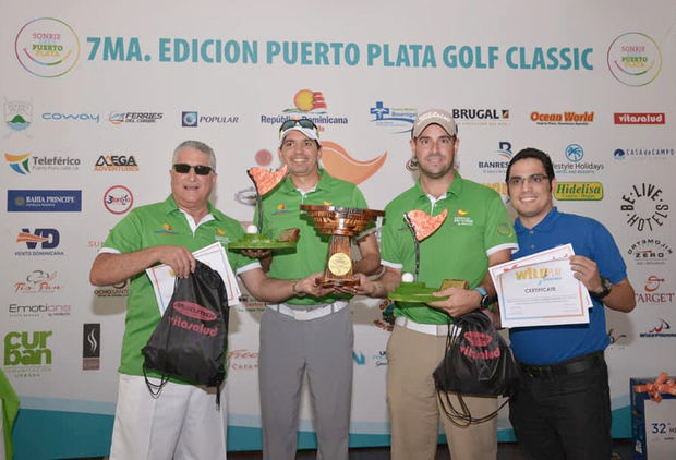 Ganadores de la “Copa Sonríe” de la 7ma. edición del torneo Puerto Plata Golf Classic Yamil Rodríguez y Jorge Medina.