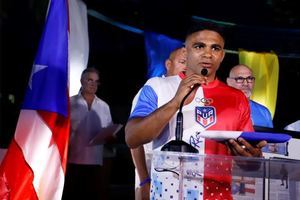 Gómez, luchador nacido en República Dominicana, recibe bandera de Puerto Rico
 