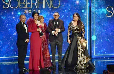 El bachatero Segura y la presentadora Ortega ganan los premios Gran Soberano.