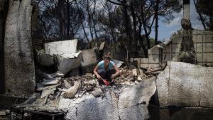 Grecia se vuelca en la búsqueda de desaparecidos tras trágicos incendios