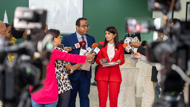 Gregorio Rosario y Yamily Lopez junto a la prensa.